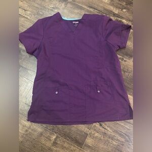 🎀🎀 V-Neck Scrub Top in Deep Plum 🎀🎀